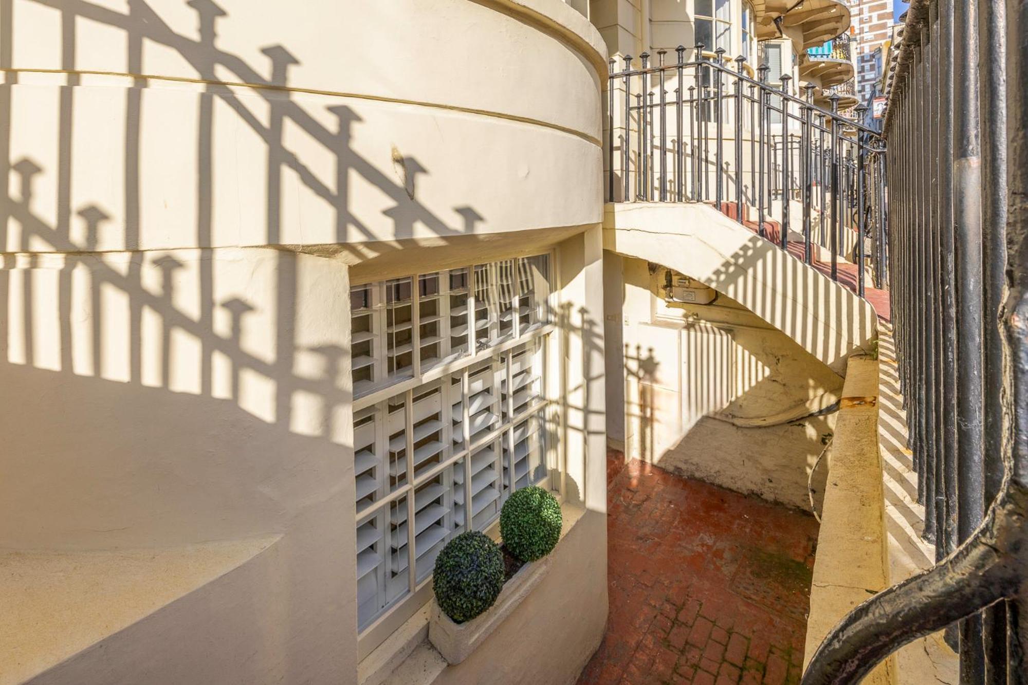Regency Seaside Pass The Keys Apartment Brighton